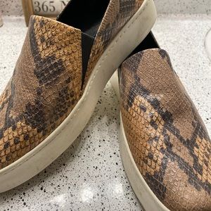 Vince. Womens Slip On Sneakers Sz 7 US